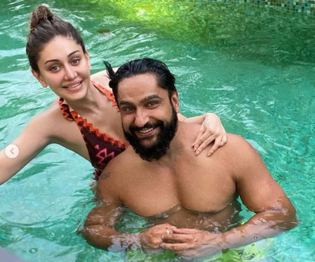 शेफाली मल्टी कलर की हॉट मोनोकोनी में